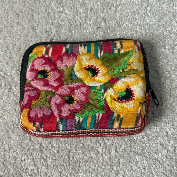 🔥🆕🔥 Fuchsia Chiffon Poncho Wrap & Embroidered Floral Pouch - Picture 5 of 7